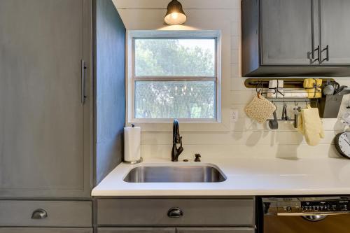 Dog-Friendly Midlothian Home with Yard, Fire Pit! in Midlothian, USA