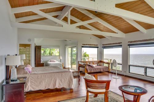 Hilo Home w/ Private Deck + Stunning Ocean Views! in Paukaa (HI)