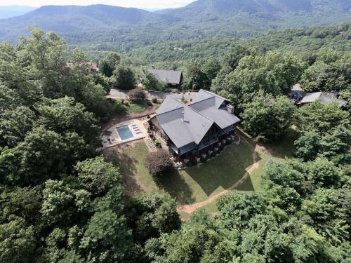 B&B Blue Ridge - 5500 sf cabin 6 king 2 queen beds heated pool spa game room mountain views - Bed and Breakfast Blue Ridge