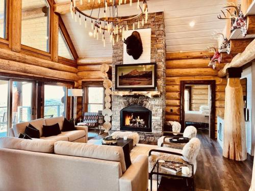 5500 sf cabin 6 king 2 queen beds heated pool spa game room mountain views