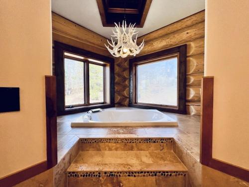 5500 sf cabin 6 king 2 queen beds heated pool spa game room mountain views