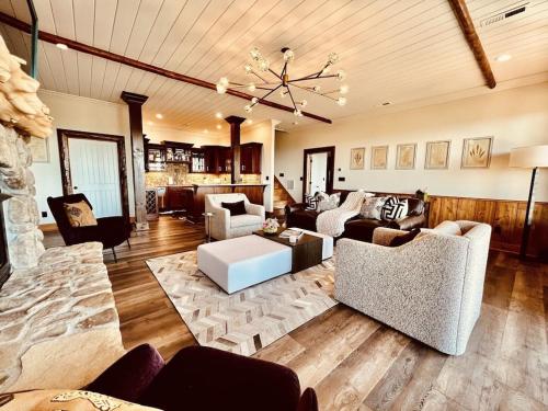 5500 sf cabin 6 king 2 queen beds heated pool spa game room mountain views