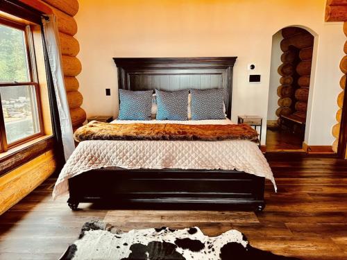 5500 sf cabin 6 king 2 queen beds heated pool spa game room mountain views