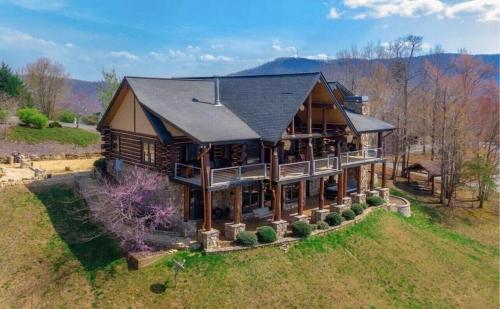 5500 sf cabin 6 king 2 queen beds heated pool spa game room mountain views