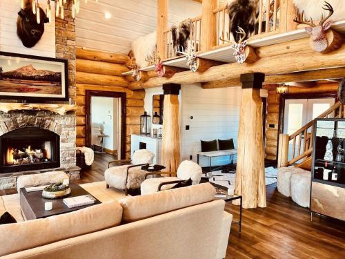 5500 sf cabin 6 king 2 queen beds heated pool spa game room mountain views