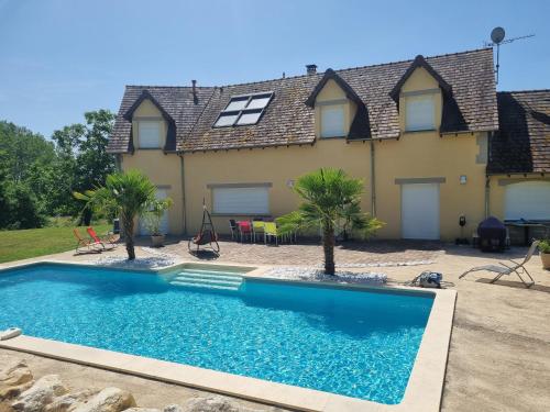 Villa avec piscine, jacuzzi et vue imprenable ! in Herry