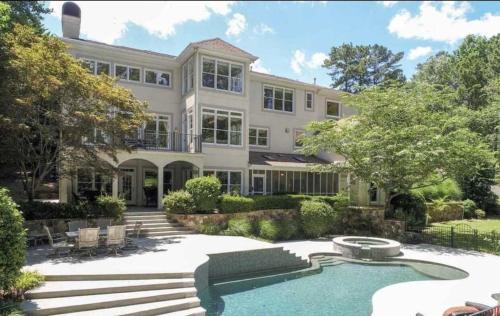 B&B Flowery Branch - 7000 sf: 5 king / 1 queen / 7 single beds, heated pool/spa, designer furnishings - Bed and Breakfast Flowery Branch