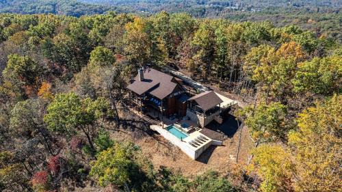 B&B Blue Ridge - 4000 sf cabin 5 king 2 queen beds with heated pool spa game room mountain views - Bed and Breakfast Blue Ridge