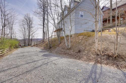 'Snowed Inn' Cozy Winterplace Ski-In/Ski-Out Cabin in Ghent (WV)
