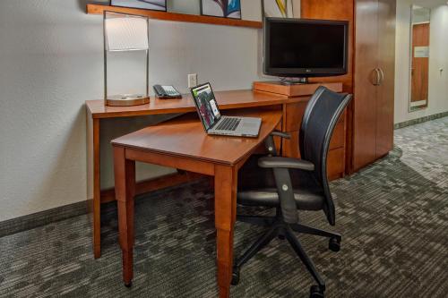 Courtyard by Marriott Norfolk Downtown - image 2