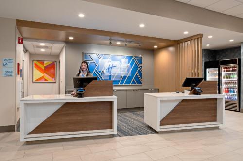 Holiday Inn Express & Suites - Hollister, an IHG Hotel