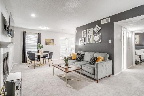 Entire Place Washer Dryer Wi Fi 4K TV Pets Allowed in Arlington, USA