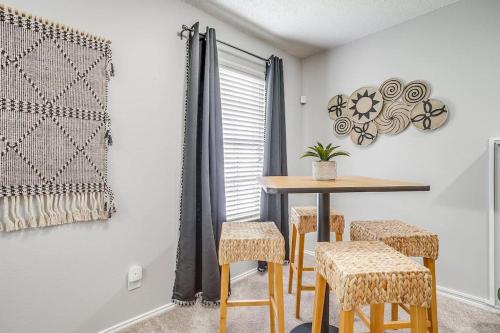 King Bed WiFi Washer Dryer 4K TVs Pets Allowed thumb 3