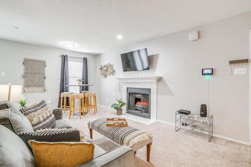 King Bed WiFi Washer Dryer 4K TVs Pets Allowed detail