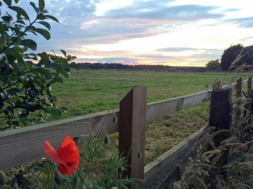 Tranquil Log Cabin - Beautiful Rural Sunset Views