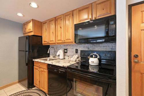 Trails End Starry Night Condo - Downtown Breck, Ski In-Out in Breckenridge, USA