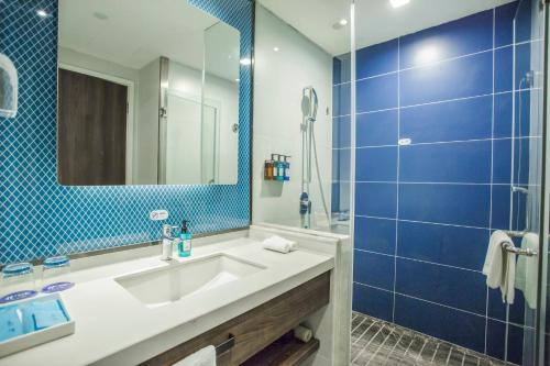 Standard Room room in Holiday Inn Express Hangzhou Xixi Tourism Zone By IHG