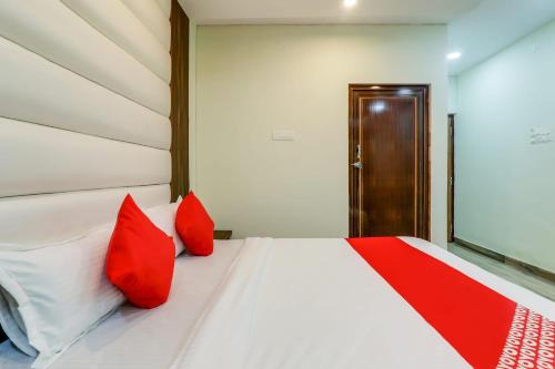 Super OYO 75217 Hotel Navya Grand