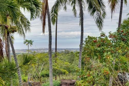 Breezy Kailua-Kona Bungalow with Lanai and Ocean View! - image 6