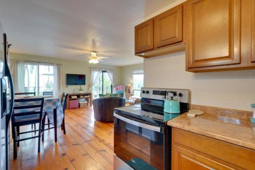 Breezy Kailua-Kona Bungalow w/ Lanai & Ocean View! in Kalaoa (HI)