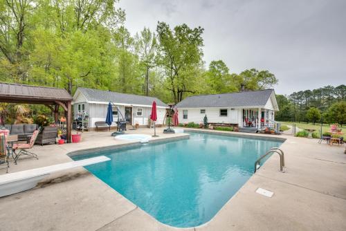 Buckhead Cabin with Fireplaces and Private Pool! in Eatonton , USA