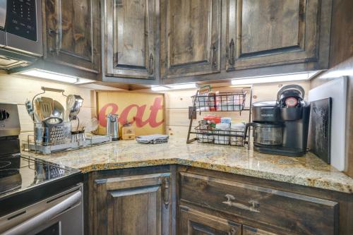 Broken Bow Cabin 5 Mi to Beavers Bend Marina! in Stephens Gap, USA