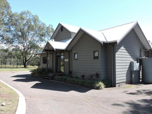 Hermitage Lodge Stop at Hermitage Lodge to discover the wonders of Hunter Valley. The property offers a high standard of service and amenities to suit the individual needs of all travelers. Service-minded staff will 