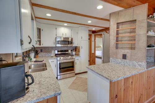 Rustic Ellijay Cabin with Fire Pit and Mtn Views! in Ellijay, USA