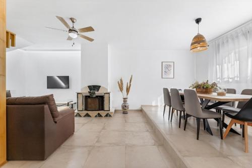 ห้องส่วนกลางสำหรับนั่งเล่น/ดูทีวี, Casa del puerto, encanto junto al mar in ปวยร์โต เด เอสเตโปนา