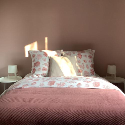 1 double bed, 1 twin bed