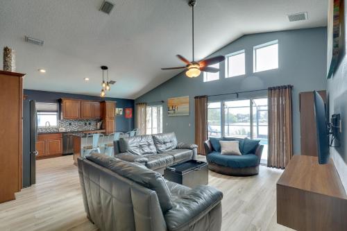 Bright Getaway with Ski Lake, 11 Miles to Dtwn Tampa in Brandon, USA