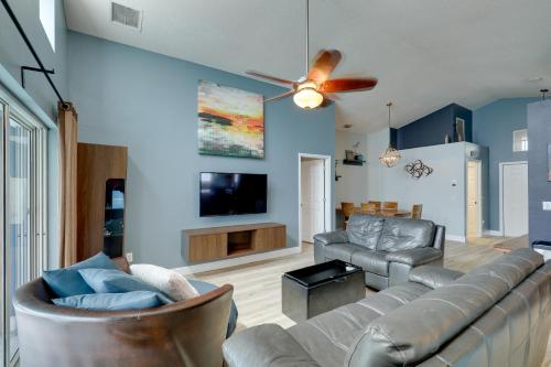 Bright Getaway with Ski Lake, 11 Miles to Dtwn Tampa in Brandon, USA