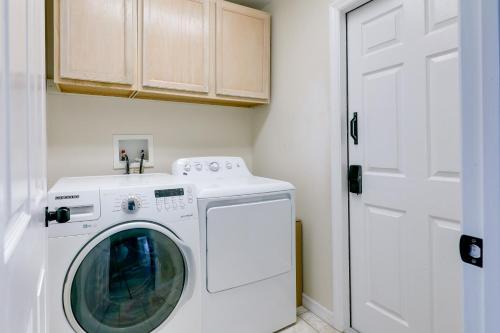 Bright House with Ski Lake 11 Miles to Tampa! - main image