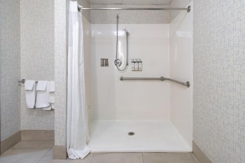 King Room with Hearing Accessible Roll-In Shower - Non-Smoking