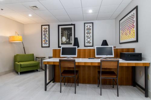 Holiday Inn Express Hotel & Suites Swansea by IHG in Swansea, USA