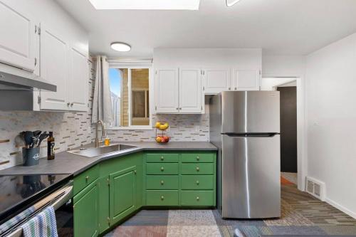 B&B South San Francisco - Stylish Green & Gold 2BR / 1Bath Apartment in SFO - Bed and Breakfast South San Francisco