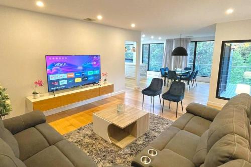 Hidden Nature's Retreat- BBQ, Greenery, Near Beaches in Merewether