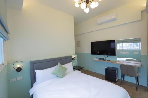 Double Room with Balcony image 1