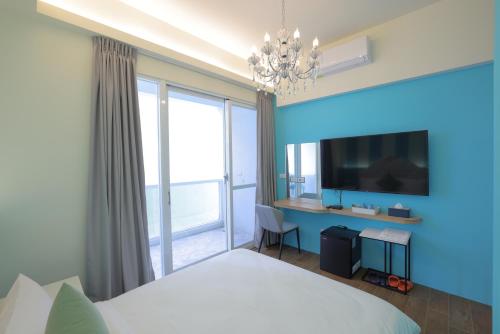 Double Room with Balcony image 4