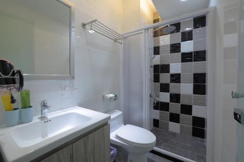 Double Room with Balcony image 5