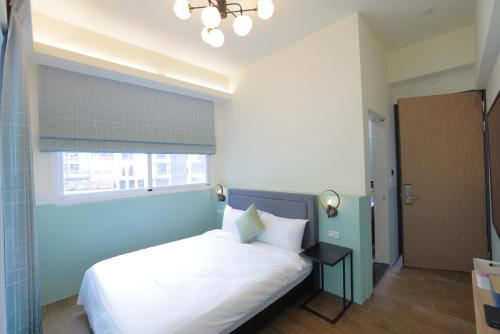 Double Room with Balcony image 6