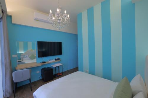 Double Room with Balcony image 7