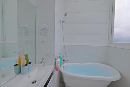 Double Room with Sea View image 3