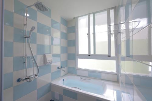 Quadruple Room with Balcony image 10