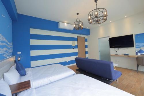 Quadruple Room with Balcony image 3