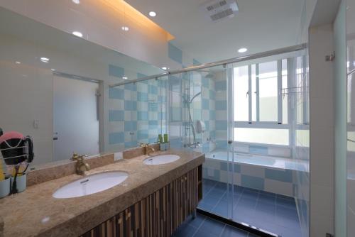Quadruple Room with Balcony image 7