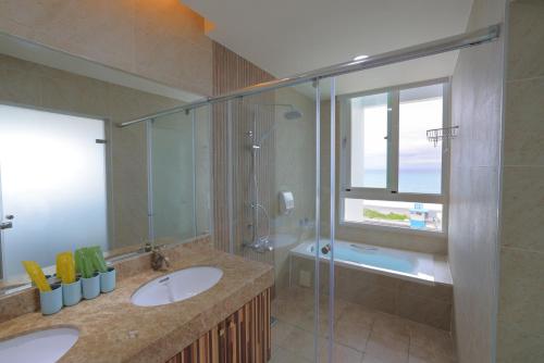 Quadruple Room with Sea View image 6