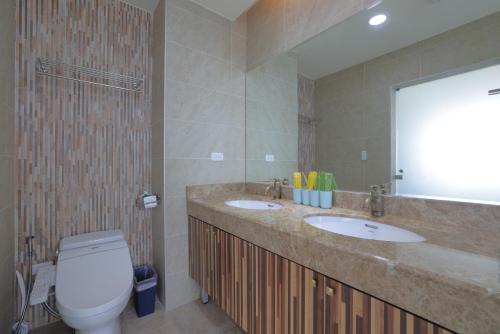 Quadruple Room with Sea View image 9