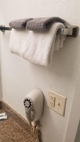Hotel King Bed Hotel Room 121 Wi-Fi Hot Tub Booking in Stillwater, USA