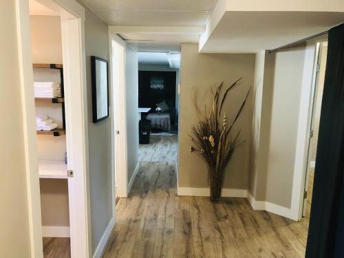 Cheerful home close to downtown Kelowna in Kelowna, Canada